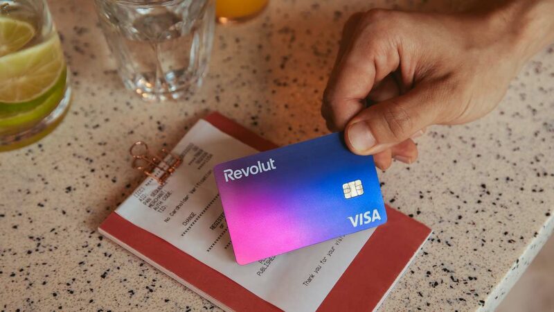 Revolut se lanza con ofertas a derribo a por los TPV tras la caída de Redsys